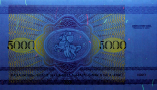 Banknot 5000 rubli z 1992 roku w ultrafiolecie